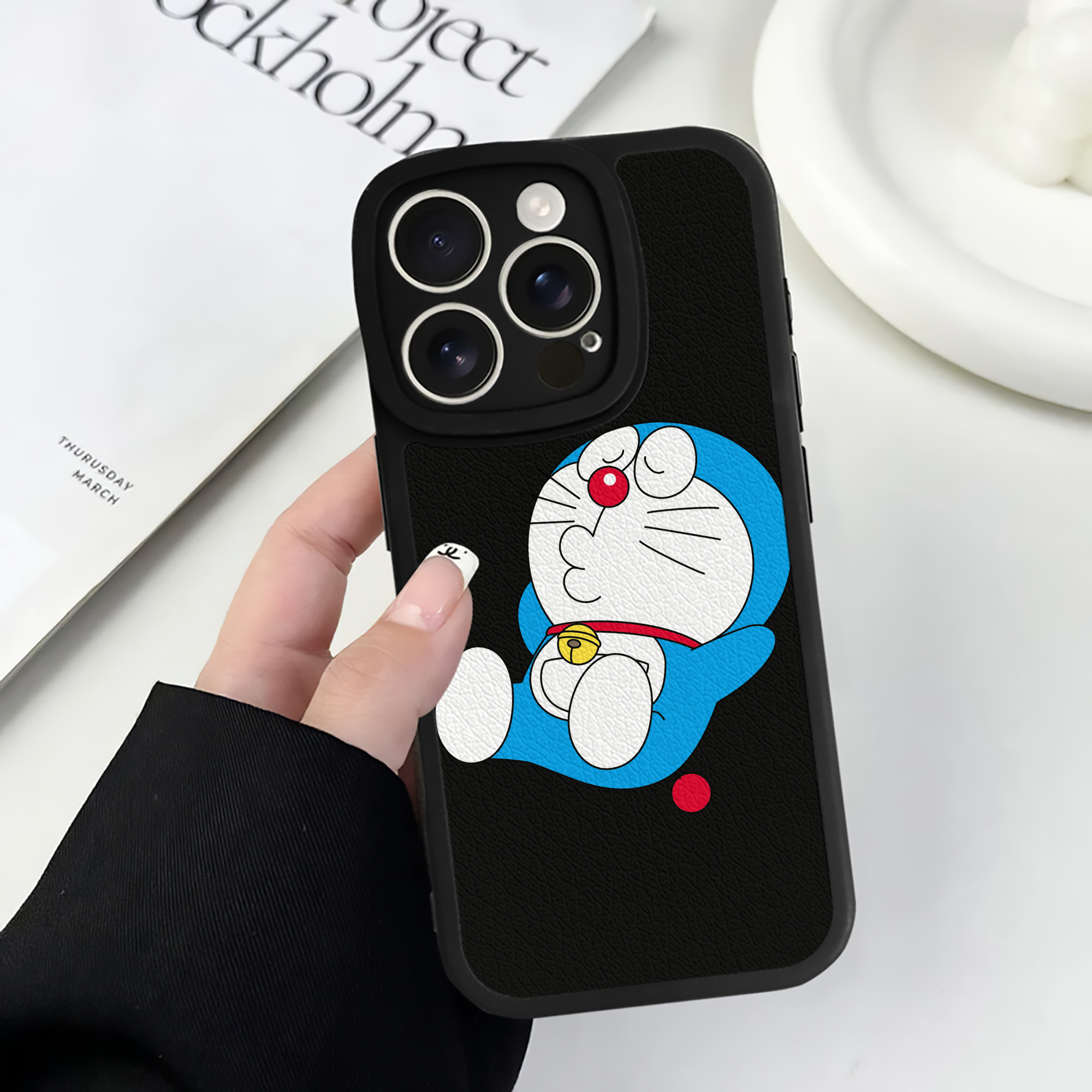 （画像用） ドラえもん Doraemon 【iPhone 16シリーズ対応】シリコンスマホケース（レザー調） 材質：シリコン